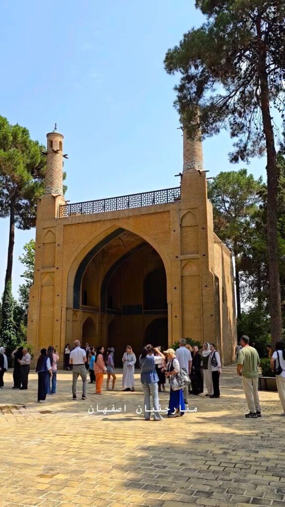 Menar Jonban in Isfahan